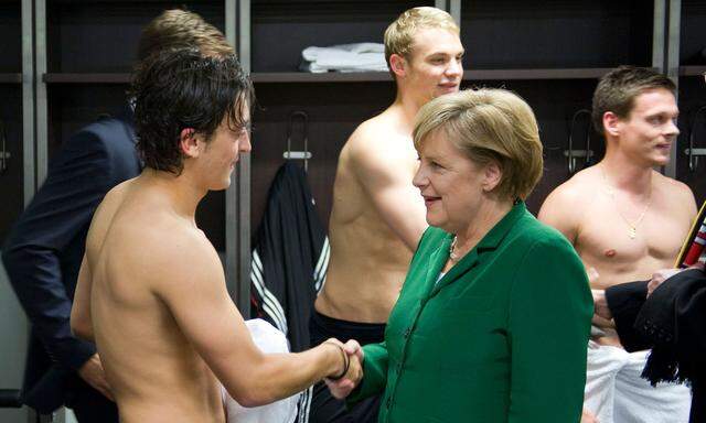 Mesut Özil und Angela Merkel