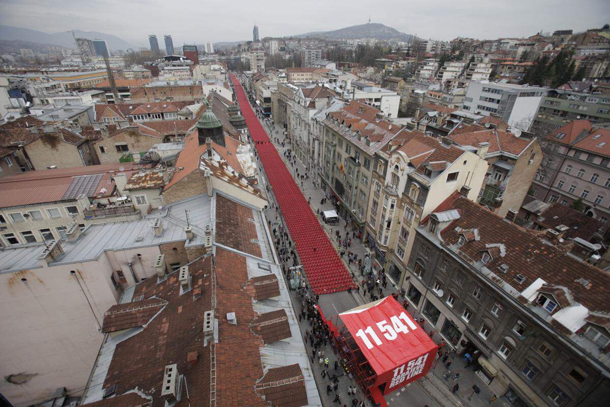Die Stühle, deren rote Farbe an das Blutvergießen erinnern soll, ziehen sich über 800 Meter durch das Zentrum von Sarajevo.