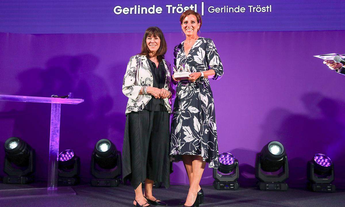 Kategorie Social Entrepreneurship: Martha Schultz gratuliert Siegerin Gerlinde Tröstl, Markas GmbH
