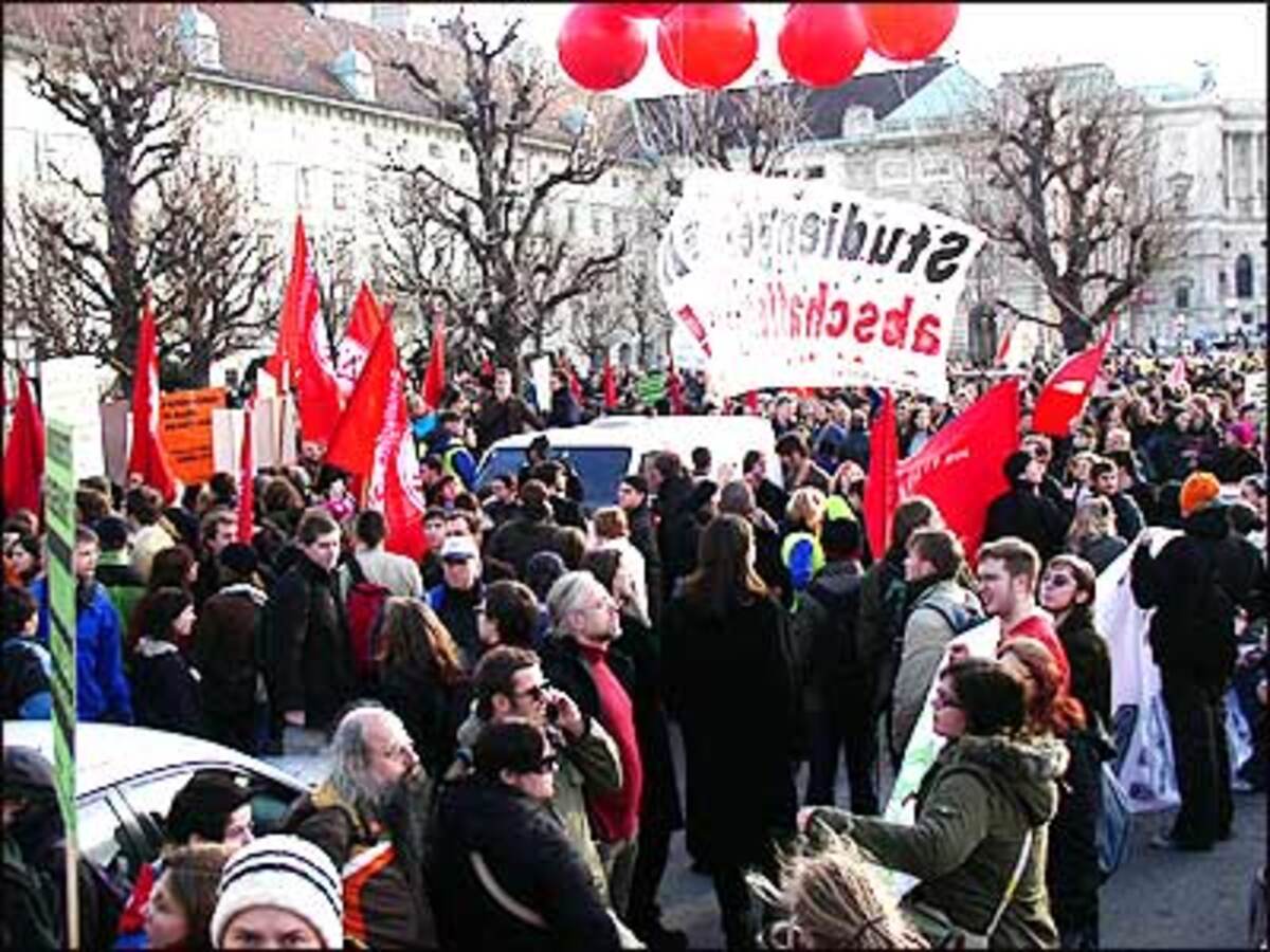 Manche stimmten wahre "Schlachtgesänge" an: "Bundeskanzler - nur für Polizei"