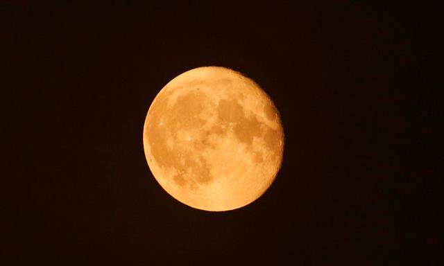 The super moon appears in the sky in Cairo