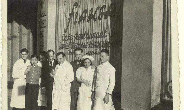 Hans Jabloner (3. von links) und Fritz Strehlen (4. von links) vor ihrem Lokal "Fiaker" in Shanghai, ca. 1939.