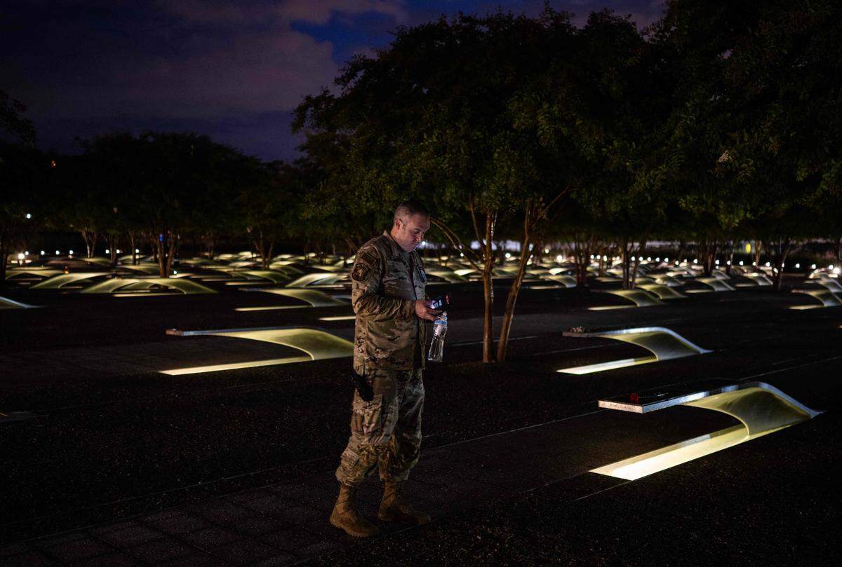 11. September. Ein Soldat wartet beim Pentagon in Washington auf den Beginn einer Gedenkveranstaltung zum 22. Jahrestag der 9/11-Anschläge.