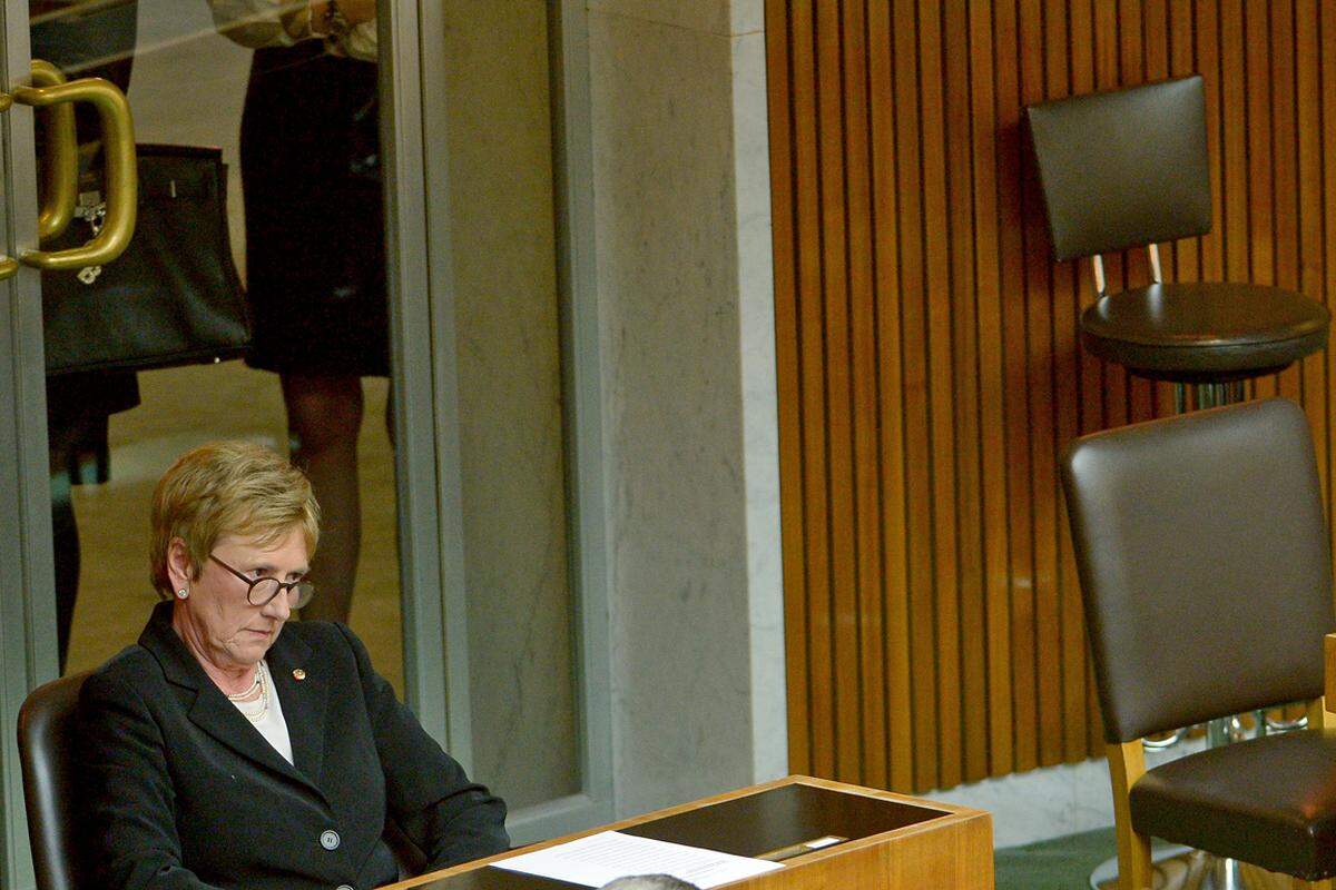 Die "wilde" Monika Lindner hatte am Dienstag wenig zu sagen. Was wohl auch an ihrem Sitzplatz lag: Die fraktionslose Abgeordnete und Ex-ORF-Generaldirektorin darf in der letzten Reihe Platz nehmen.
