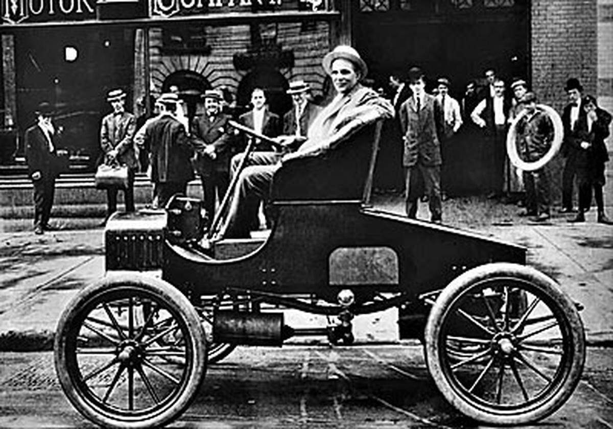 Am 1. Oktober 1908 rollte das erste Ford Model T ("Tin Lizzie/Blechliesel") aus der Fabrik - und brachte die Welt ins Rollen. "Henry Fords Model T war einfach, leistbar und zuverlässig", meinte Ford-Chef Alan Mulally.
