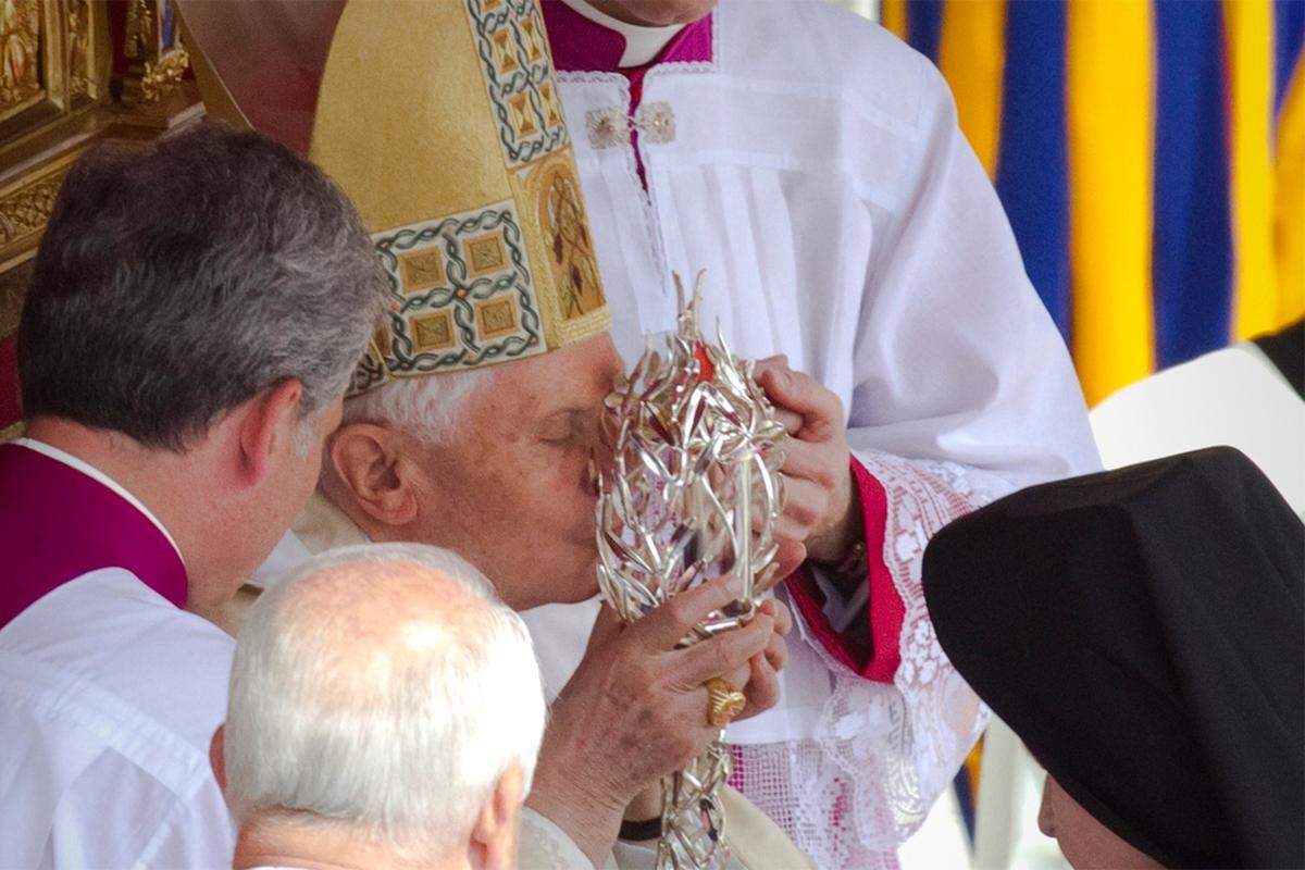 Zur Zeremonie trug Benedikt XVI. Paramente seines Vorgängers. Sowohl das Messgewand wie auch die Mitra waren häufig von Johannes Paul II. bei liturgischen Feiern benutzt worden. Außerdem feierte er die Messe mit dem Kelch des neuen Seligen.