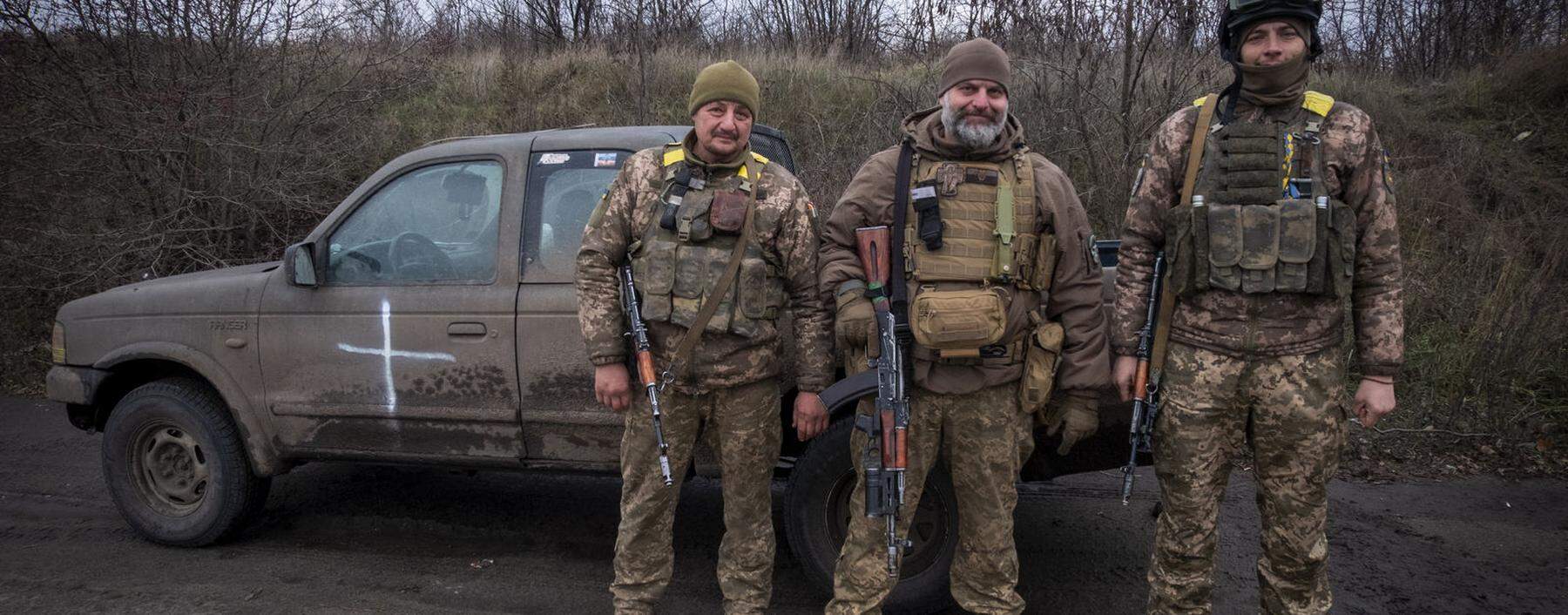 Soldaten der 60. ukrainischen Infanteriebrigade bei einem Posten im Raum Bachmut.
