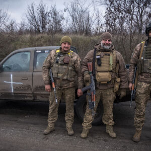 Soldaten der 60. ukrainischen Infanteriebrigade bei einem Posten im Raum Bachmut.