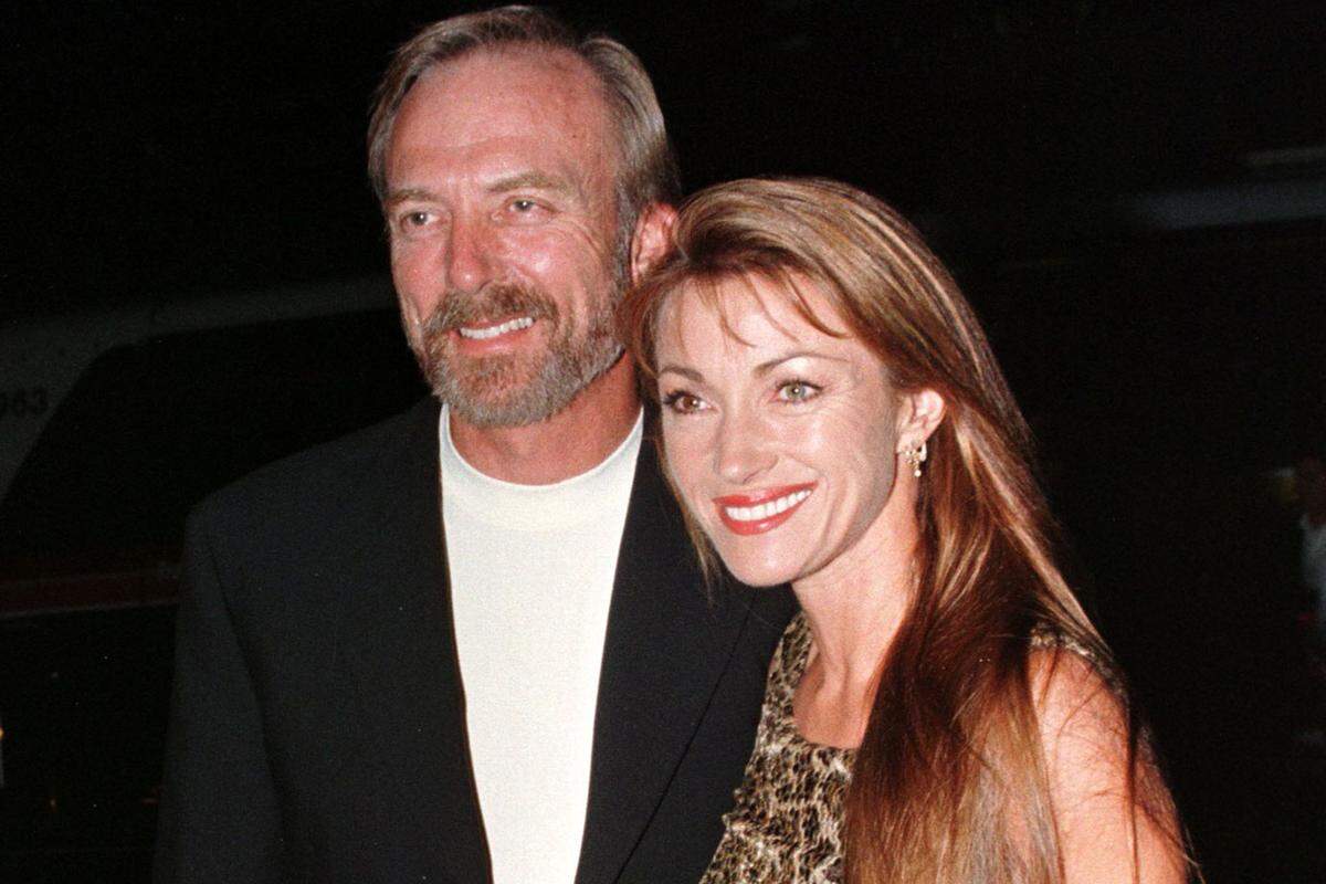 Schauspielerin Jane Seymour und ihr Ehemann, Regisseur James Keach (Bild: 1997), ließen sich letztes Frühjahr scheiden. Sie sind Eltern der 17-jährigen Zwillinge Johnny und Kristopher. Es war Seymours vierte Ehe und die dritte für Keach. Das Paar hatte 1993 geheiratet. Keach führte damals bei der TV-Serie "Dr. Quinn - Ärztin aus Leidenschaft" Regie, Seymour spielte die Hauptrolle.