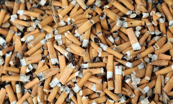 30 08 2018 Iffezheim Baden Wuerttemberg GER Zigarettenstummel Abhaengigkeit Asche Aschenbe