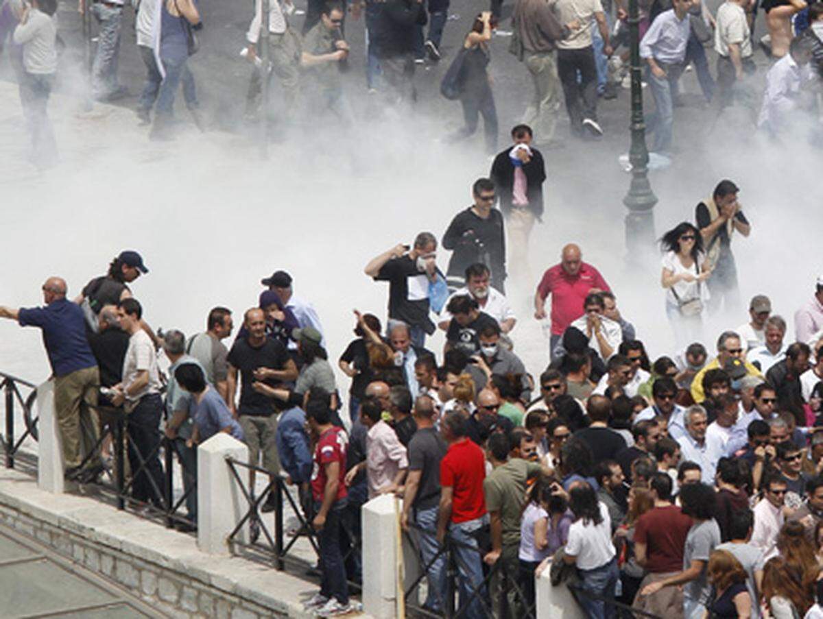 Hunderte aufgebrachte Demonstranten versuchten, das Parlamentsgebäude zu stürmen.