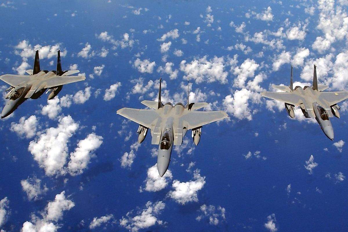 Die F-15 fliegt auch in Israel, Japan, Singapur und Südkorea. Sie stellt mit etwa 860 aktiven Modellen rund sechs Prozent der weltweiten Kampfjetflotte. (Foto: US-F-15 über Japan)