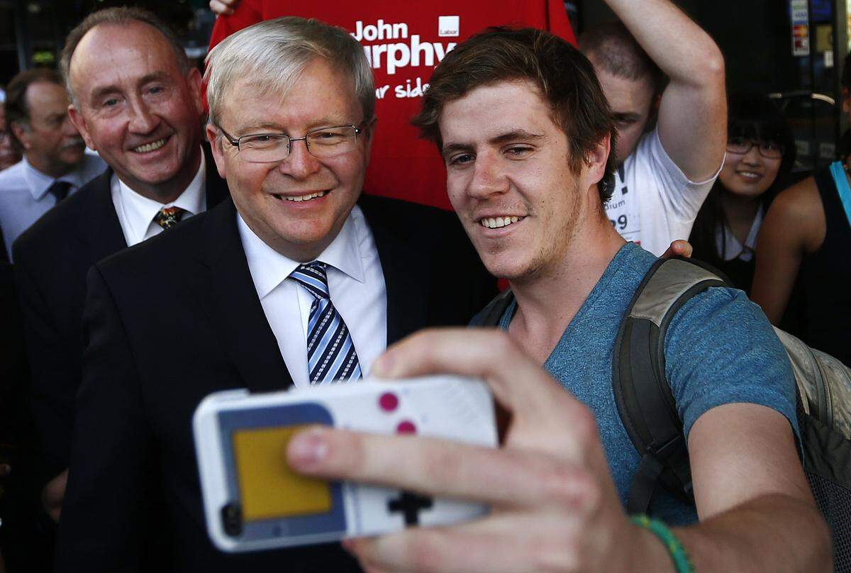 Auch Australiens Ex-Regierungschef Kevin Rudd lächelt während des Wahlkampfs im September 2013 für "Selfies". Es hilft aber nichts. Die Wahl geht verloren und Rudd in Politik-Pension.