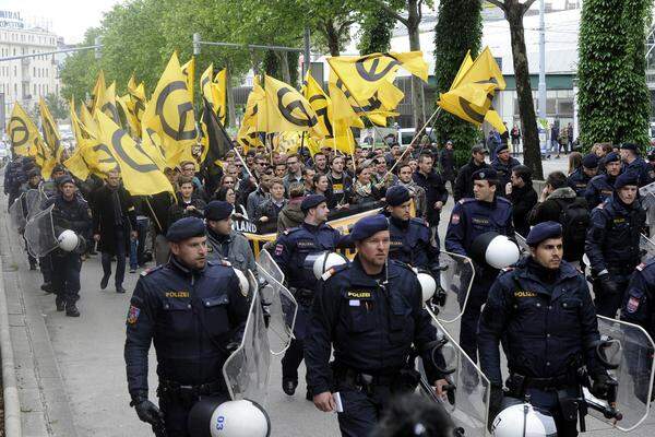 Die rechten "Identitären", deren Marsch Anlass für die linke Gegendemo war, erklärten ihre Kundgebung beim Volkstheater schließlich für beendet und nahmen die U-Bahn in Richtung Rathaus. In einem Bierlokal in der Josefstadt ließen sie sich dann nieder.