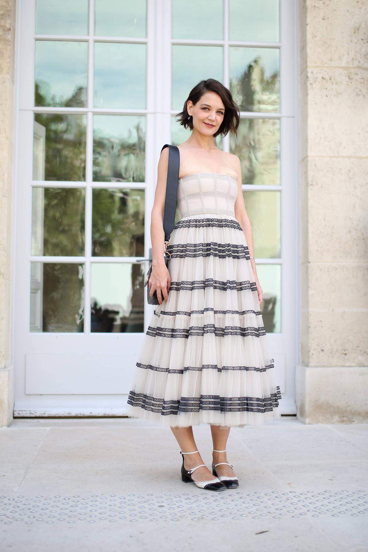 Die Haute Couture Schauen zelebrieren die hohe Schneiderkunst in Paris. Schauspielerin Katie Holmes hatte bei der Show von Dior 2018 allerdings ein Kleid an, das zwar gut aussah, aber am Körper der damals 39-Jährigen weniger gut saß.