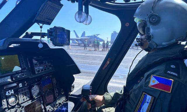 Ein philippinischer Pilot vor einer gemeinsamen Übung mit der US-Navy im Südchinesischen Meer.