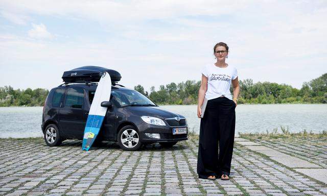 Birgit Wagner kurz nach der Rückkehr von ihrer Arbeitsreise Anfang Juli mit ihrem Skoda Roomster auf der Wiener Donauinsel. Das Surfbrett war auf der Reise auch dabei.