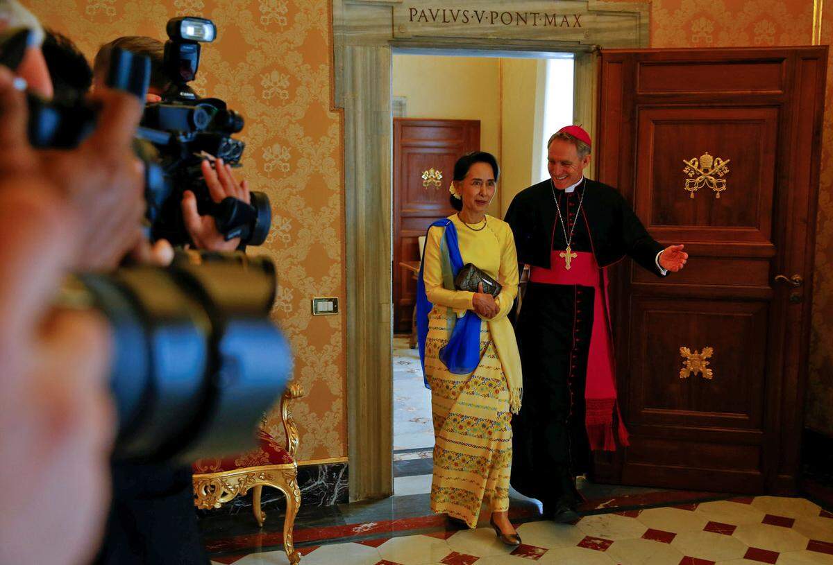 Zwei bunte Ausnahmen schließen den Reigen ab. Myanmars Außenministerin und Friedensnobelpreisträgerin Aung San Suu Kyi leuchtete in Gelb.