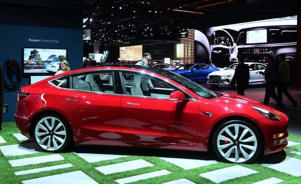 Bei Tesla hat sich kaum etwas geändert, das Interesse auf der Messe in Los Angeles ziehen andere Exemplare auf.