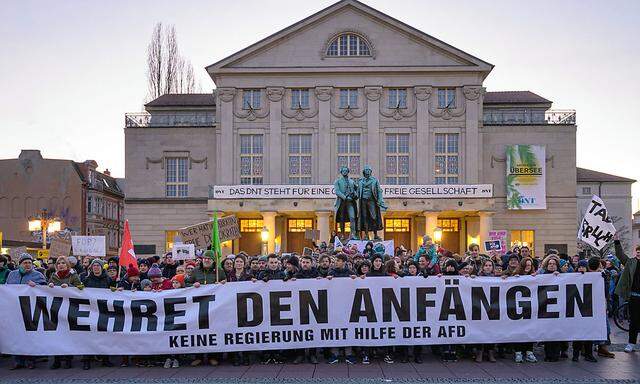 In Deutschland gab es heftige Proteste gegen die Wahl Kemmerichs mit Unterstützung der FPD.