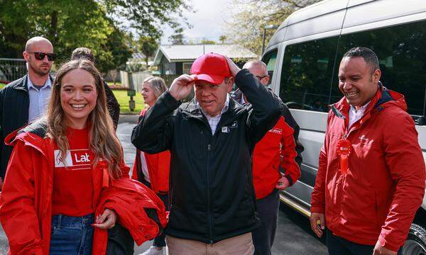 Chris Hipkins ist Chef der Sozialdemokraten in Neuseeland - trotz roter Kappe keine Nähe zu Trump-Ideologie.