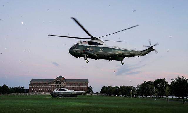 Joe Bidens Hubschrauber "Marine One" bei einer Landung in Delaware.