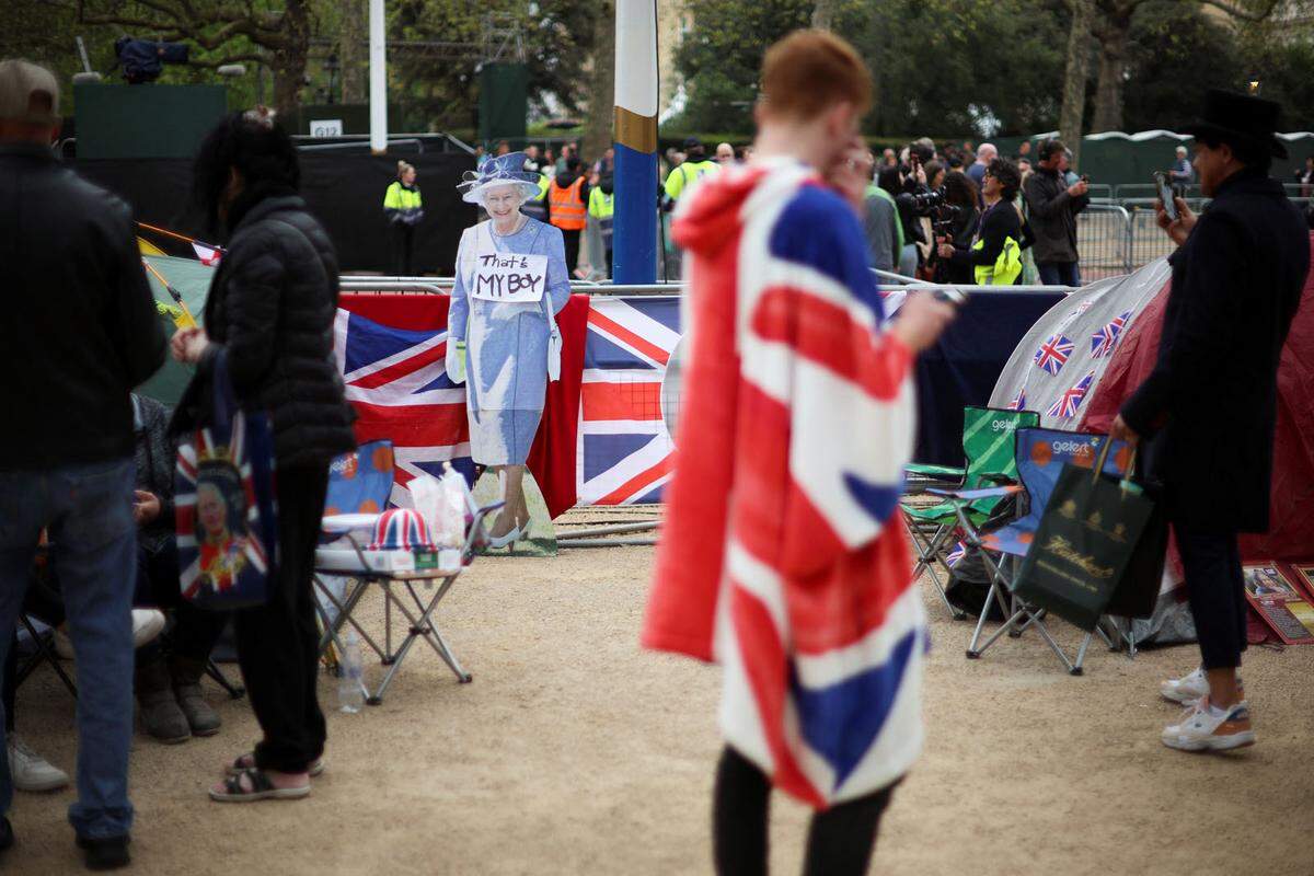 Es ist noch mehr als 24 Stunden hin, bis die Krönung von König Charles III. am 6. Mai beginnt, doch entlang der Londoner Prachtstraße "The Mall" haben sich viele schon für das besondere Ereignis eingerichtet. 