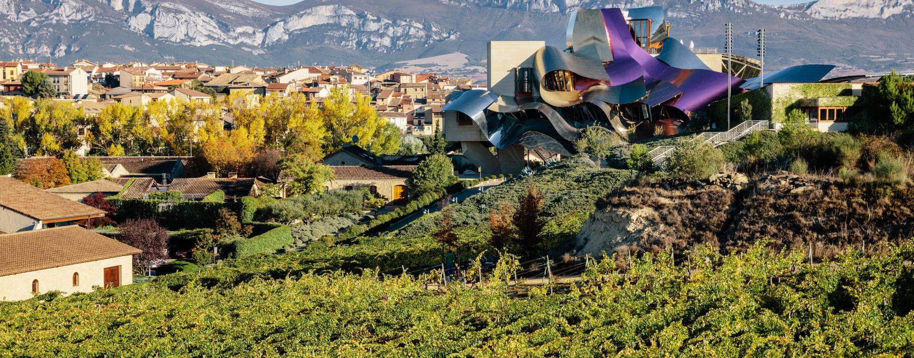 Buntes Wellendach inmitten der Weinregion Rioja. Der kanadische Stararchitekt Frank O. Gehry setzte im Weingut Marqués de Riscal neue Maßstäbe.