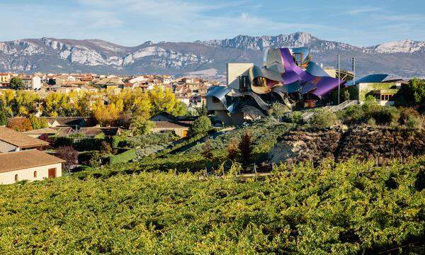 Buntes Wellendach inmitten der Weinregion Rioja. Der kanadische Stararchitekt Frank O. Gehry setzte im Weingut Marqués de Riscal neue Maßstäbe.