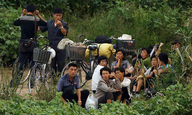 Wartende Nordkoreaner am Yalu-Fluss. 