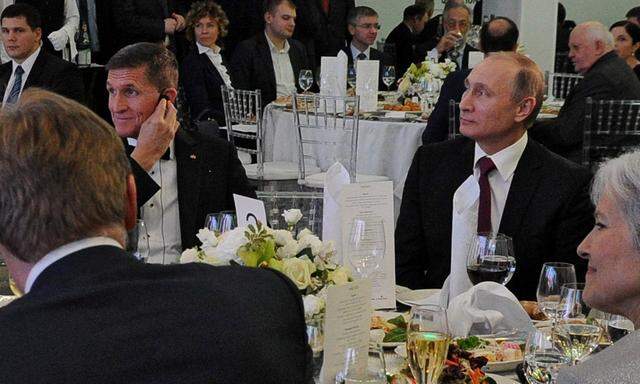 Sicherheitsberater Michael Flynn (l.) hatte exzellente Kontakte in den Kreml. Bei einer Jubiläumsgala des TV-Senders „Russia Today“ in Moskau saß er neben Wladimir Putin.