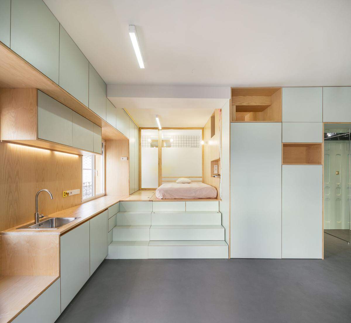 elii [oficina de arquitectura], Yojigen Poketto Apartment (Küchenzeile und Schlafbereich), Madrid, Spanien, 2017.
