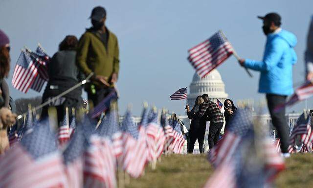 Die Flaggen vor dem Kapitol werden nach der Angelobung Joe Bidens wieder eingesammelt. Der US-Präsident hat in den ersten Tagen seiner Amtszeit auch in der Abrüstungsfrage seine Pläne skizziert.