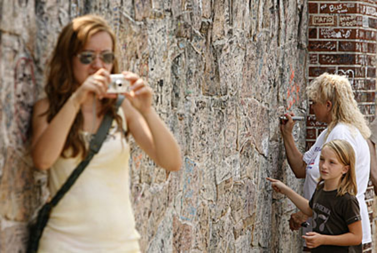 Jubiläen sind für das straff organisierte Vermarktungsunternehmen Elvis Presley Enterprises (EPE) immer willkommene Gelegenheiten, den Kult anzufachen.