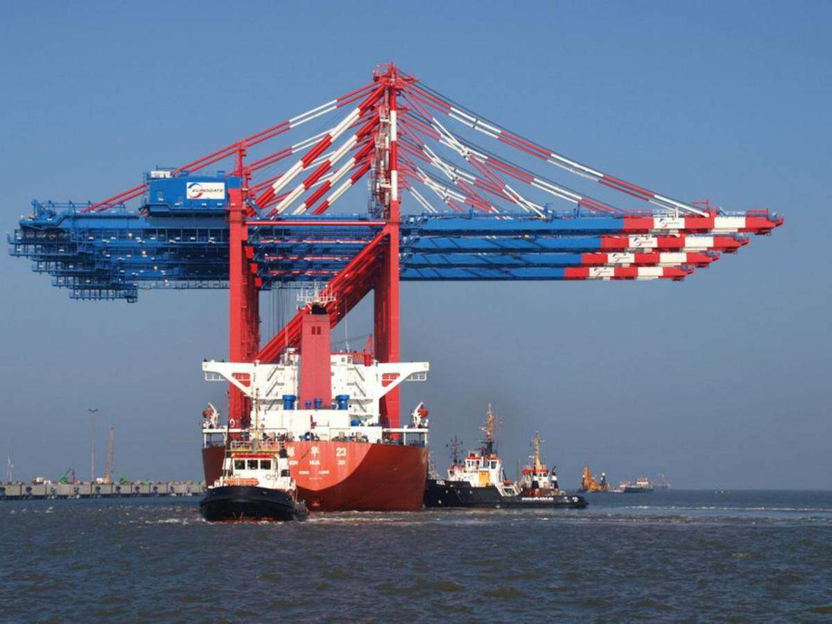 Der "JadeWeserPort" ist allerdings als Transithafen geplant. Für den Weitertransport auf dem Land fehlt noch die Infrastruktur. Die Container sollen in Wilhelmshaven von großen auf kleinere Schiffe umgeladen werden.