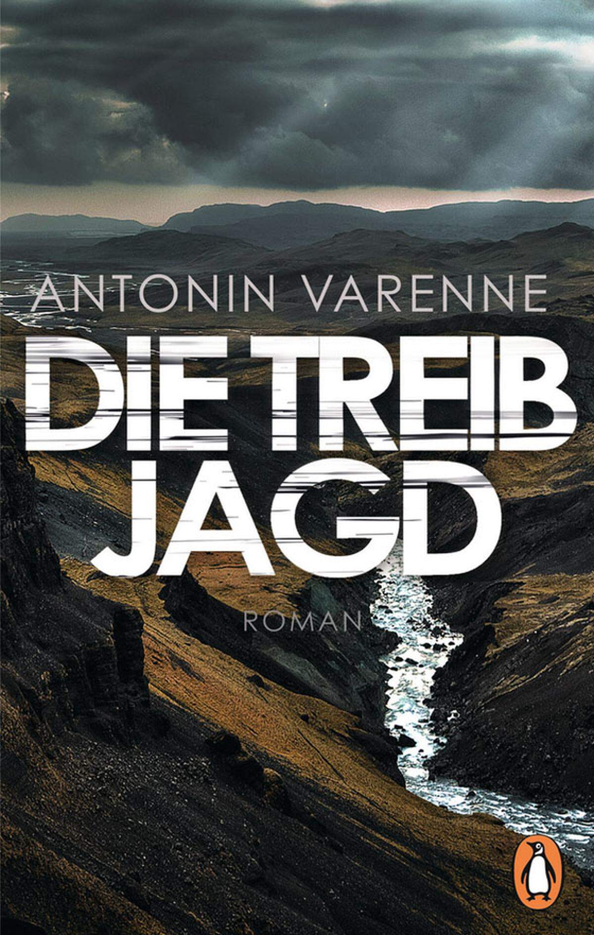 Die eigentliche Hauptrolle in Antonin Varennes Kriminalroman "Die Treibjagd" spielt der Schauplatz: R., ein Ort im Zentralmassiv. Seit Generationen kämpfen dort zwei einflussreiche Familien um die Herrschaft. Über die Jahre haben sie alle kleinen Bauernhöfe aufgekauft, die Gegend mehr oder weniger zweigeteilt. Bloß Revierjäger Rémi Parrot, der seit einem Unfall entstellt ist, lässt sich von keiner Seite vereinnahmen. Er ist der einsame Held, wie man ihn aus amerikanischen Western kennt - mit ganz eigenem Moralkodex. Varenne seziert erbarmungslos die Strukturen kleinstädtischen Lebens, ohne dieses zu verdammen. Mit viel Feingefühl für seine Figuren und einem scharfen Blick für Details. Antonin Varenne: "Die Treibjagd", übersetzt von Susanne Röckel, Penguin-Verlag, 302 Seiten, 10,30 Euro. >>>Zum Krimiblog crimenoir