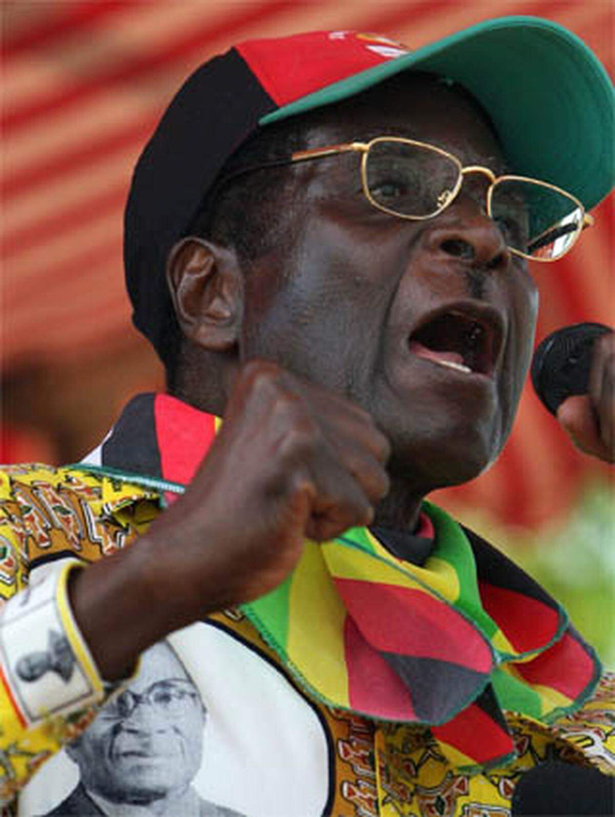Simbabwes Staatschef Robert Mugabe schwimmt im täglichen Geschäft mit der Masse und trägt brav Anzug und Krawatte. Im Wahlkampf allerdings liebt er es auffälliger: Mit patriotischer Halskrause und Bildchen von sich selbst auf dem Shirt, etwa.