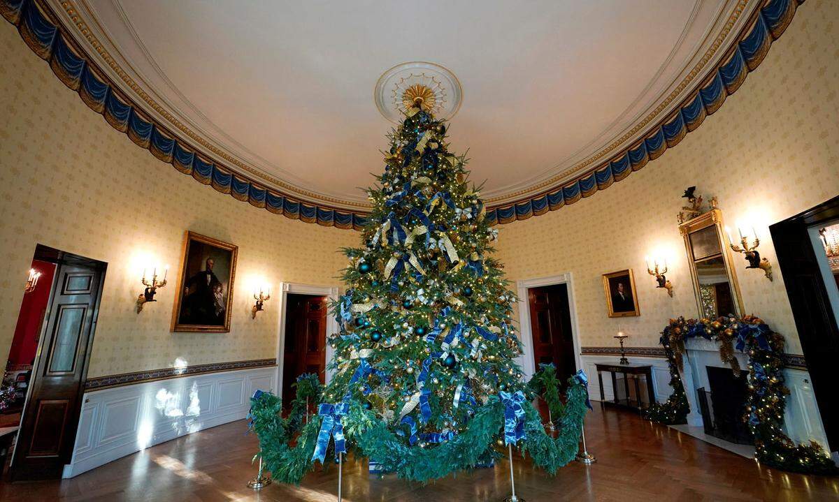 Traditionsgemäß gibt es einen Weihnachtsbaum - eine Balsam-Tanne aus Wisconsin -  mit Glaskugeln, die das Emblem jedes der 50 US-Bundesstaaten tragen.