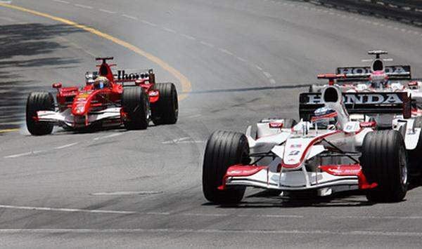Im Qualifying in Monaco sorgt Schumacher mit einem "Park-Manöver" für Wirbel. Als Zeitschnellster bleibt er kurz vor dem Ende der Qualifikation an einer der engsten Stellen des Kurses stehen. Die anderen Fahrer müssen ausweichen und können die Bestzeit nicht unterbieten. Weil er auf den letzten Platz strafversetzt wird, wird er nur Fünfter und verliert wertvolle WM-Punkte.