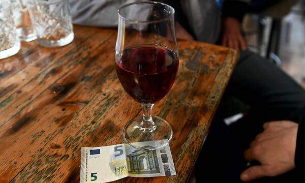 Plötzlich kostet das Glas Wein deutlich mehr als zuvor.