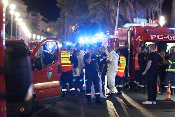 Binnen weniger Sekunden wurde aus der "Promenade des Anglais" in Nizza ein Schauplatz des Grauens: Tausende Menschen hatten gerade das Feuerwerk zum französischen Nationalfeiertag bestaunt, als ein Lastwagen ungebremst über den Strandboulevard fuhr und 84 Menschen in den Tod riss.