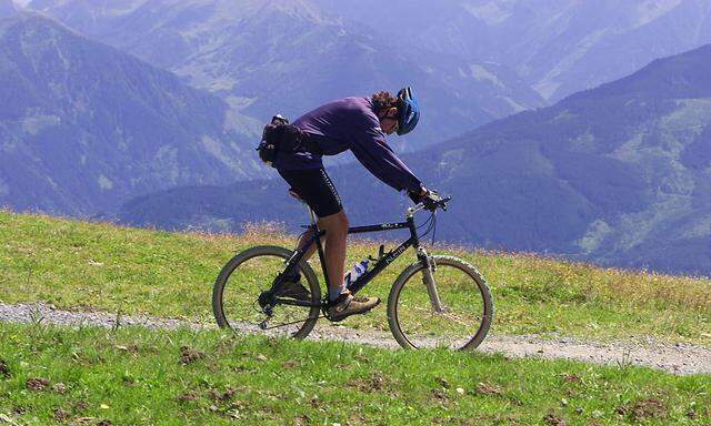 Mountainbiker in der Bergwelt der Schmittenhoehe bei Zell am See,