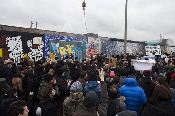 Die Initiative "Mediaspree versenken" rief zum Protest und einer Menschenkette auf.