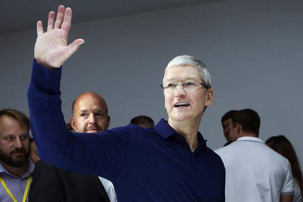 Tim Cook hat nach dem Tod von Steve Jobs vor fünf Jahren das Ruder im Hause Apple übernommen. Mittlerweile hat er seinen eigenen Platz an der Spitze des wertvollsten Unternehmens gefunden. Doch die Innovationen bleiben aus. Apple bewegt sich seit dem iPhone 6 in einer Design-Wohlfühlzone und traut sich nicht darüber hinaus, obwohl das Wort "Mut" in einem anderen Zusammenhang während der Präsentation Mittwochabend öfter fiel. Text: Barbara Grech