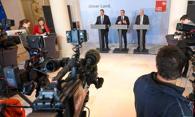 Archivbild: Landesrad Bernhard Tilg (ganz links) mit Landeshauptmann Günther Platter (Mitte) und Landessanitätsdirektor Franz Katzgraber bei einer Pressekonferenz am 25. Februar.
