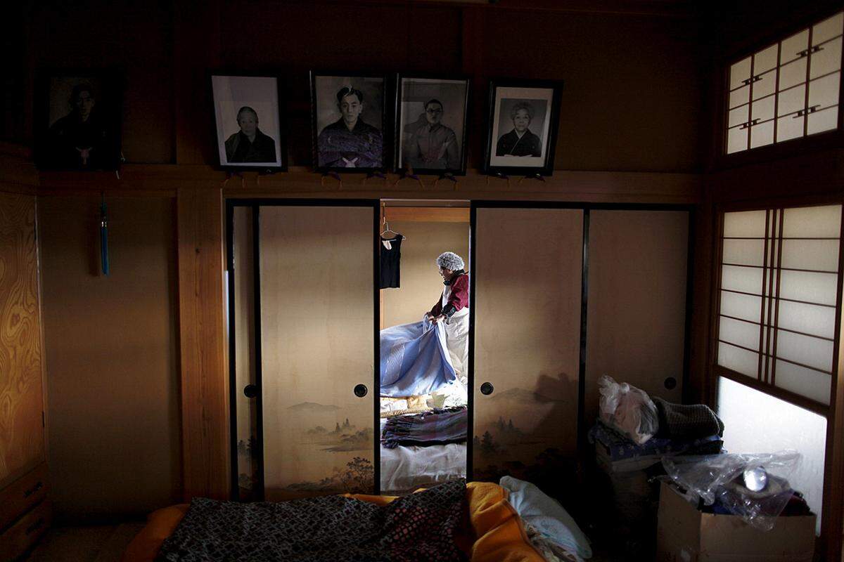 In Rikuzentakata macht eine Frau die Betten. In dem Haus haben sie und 31 weitere Verwandte Unterschlupf gefunden. (23. März)