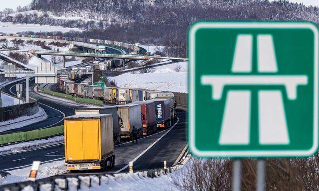 News Bilder des Tages Trucks are jammed on the motorway D8 in front of the Czech-Germany border crossing in Petrovice, C