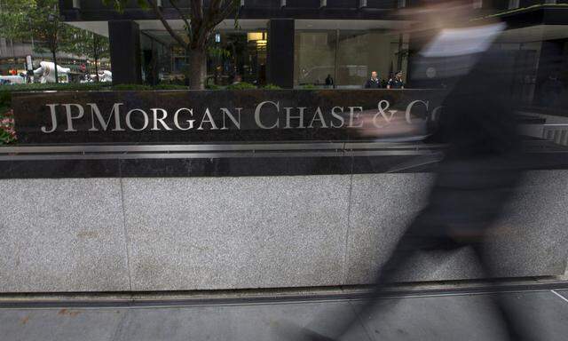 FILE PHOTO: People pass the JP Morgan Chase & Co. Corporate headquarters in the Manhattan borough of New York