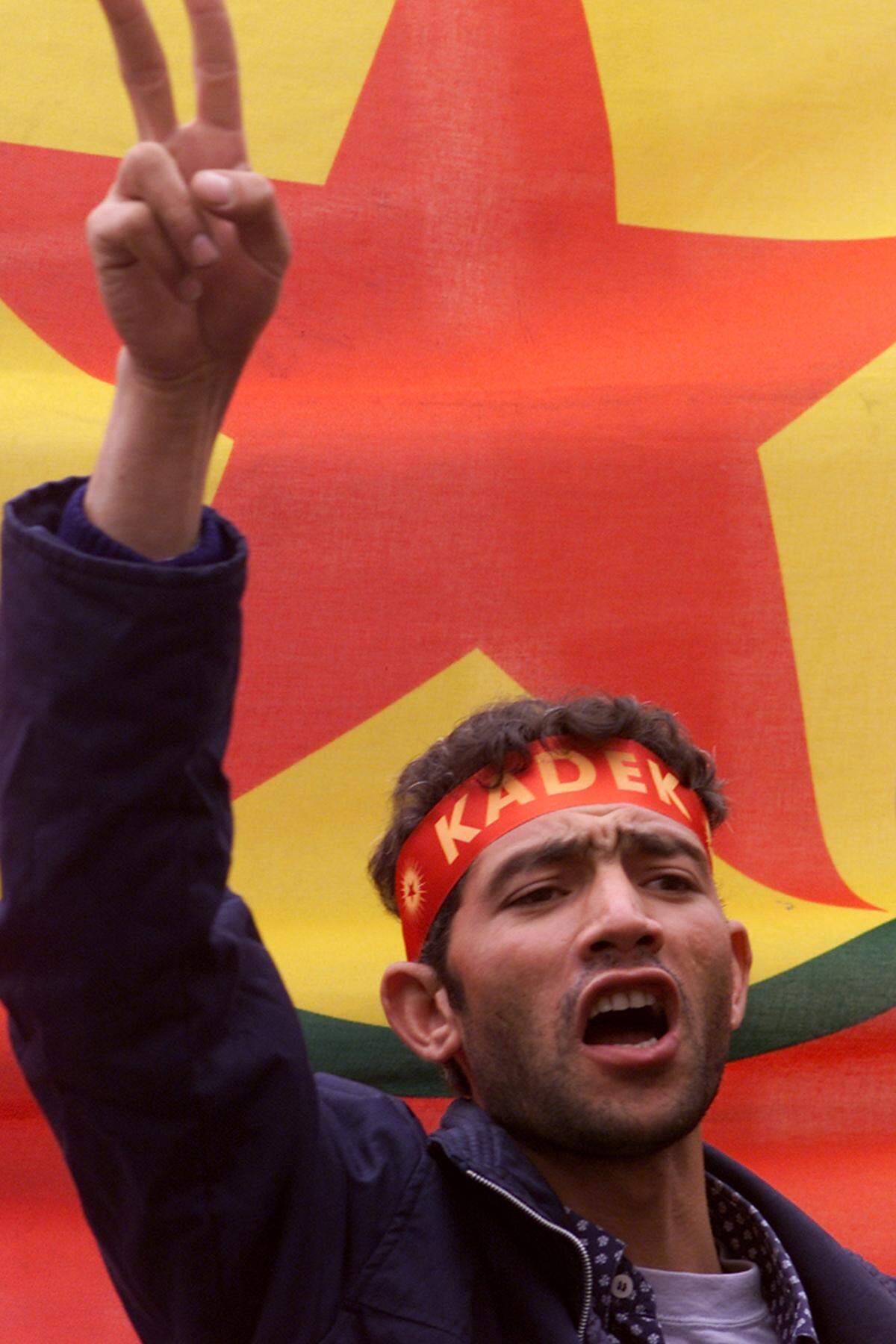 2002 löste sich die PKK offiziell auf. Ihre Nachfolgeorganisation KADEK hatte allerdings idente Führungsstrukturen und Mitglieder. Ende 2003 wurde die KADEK in Kongra-Gel umbenannt und im Juni 2004 der seit der Verhaftung Öcalans geltende Waffenstillstand aufgekündigt. Im Juni 2007 erfolgte schließlich die Umbenennung zu Koma Civakên Kurdistan - nach wie vor ist aber der Name PKK am geläufigsten.