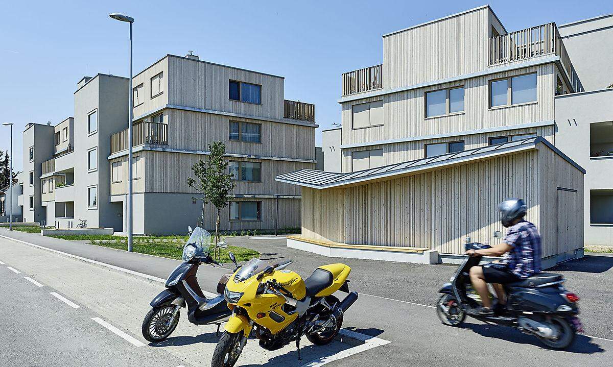 Die Wohnanlage Seefeld im Stadterweiterungsgebiet Essling verdeutlicht, wie man im flachen, ins Marchfeld ausstrahlenden "Niemandsland“ sehr qualitätvoll siedeln und hausen kann. (Planung: ulrich huhs architekten, Anna Wickenhauser Architektur) 